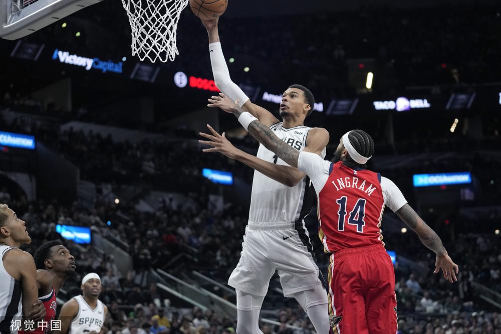 现出沉稳的 现出沉稳的